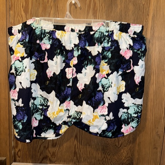 Old navy navy Floral pattern running shorts - Picture 2 of 2